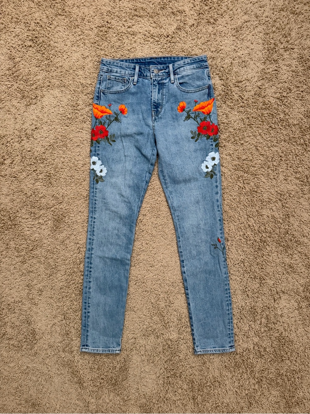 Levi's Women’s Skinny Jeans Embroidered Flowers Light Wash 26x29 RARE